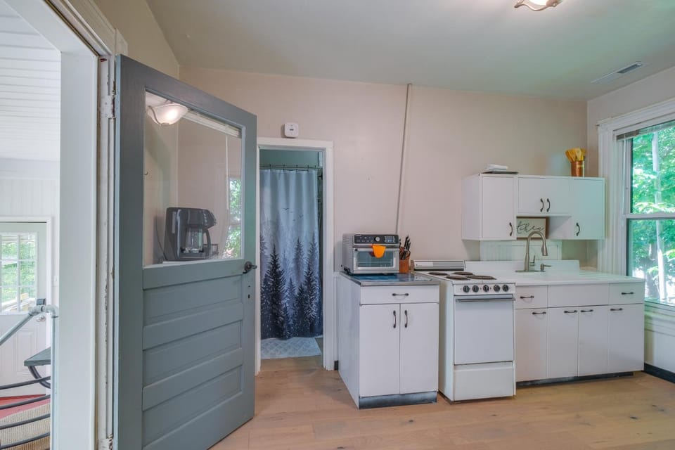 3 Mi to Liberty U: Apt w/ Full Kitchen & King Bed! Apartment in Lynchburg