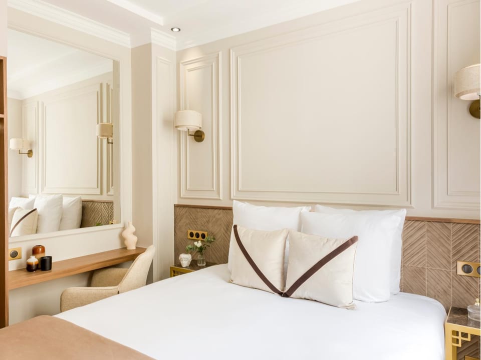 Bed, Seating area, Bedroom