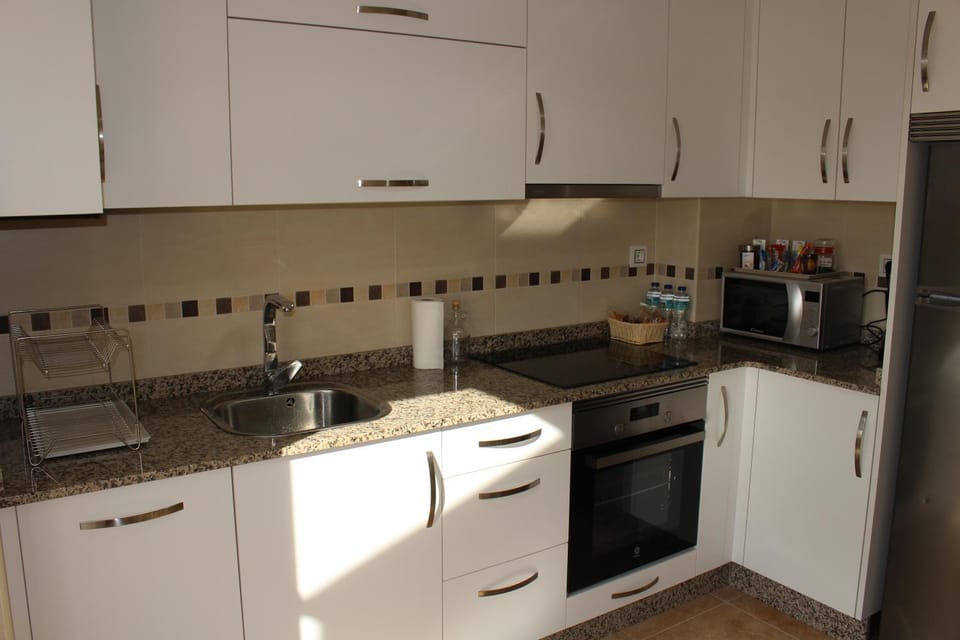 Coffee/tea facilities, Kitchen or kitchenette, microwave, oven, stove