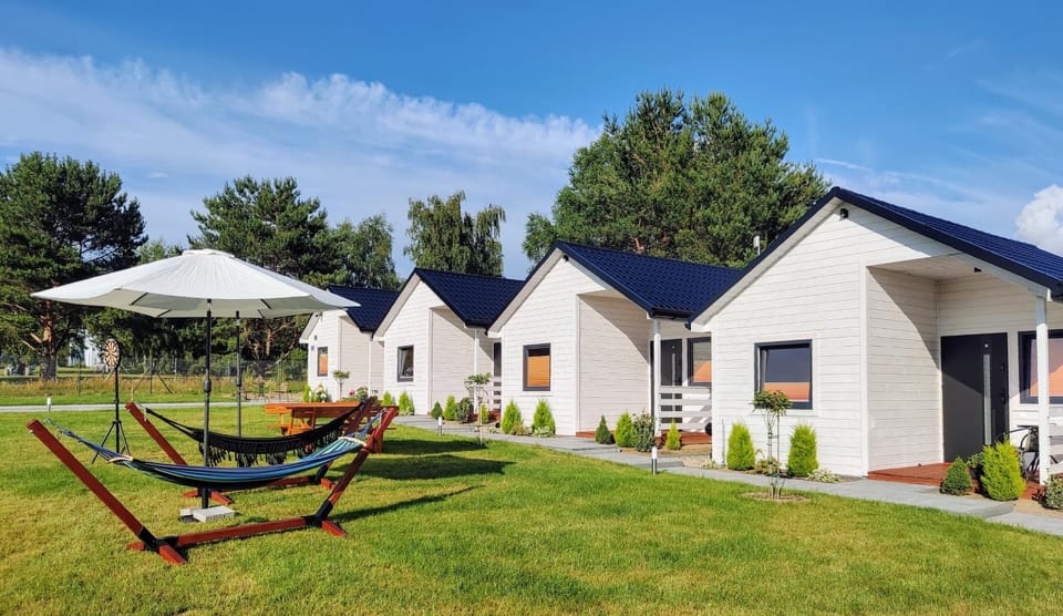 Property building, Spring, Day, Natural landscape, Garden, Garden view, sunbed