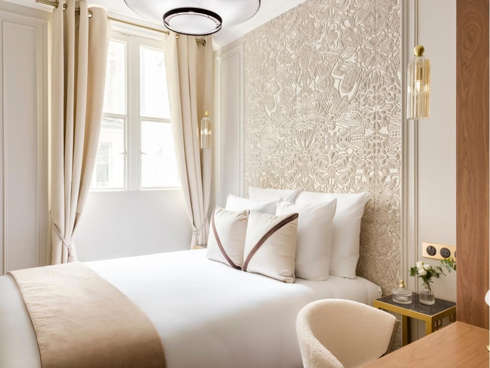 Bed, Photo of the whole room, Seating area, Bedroom