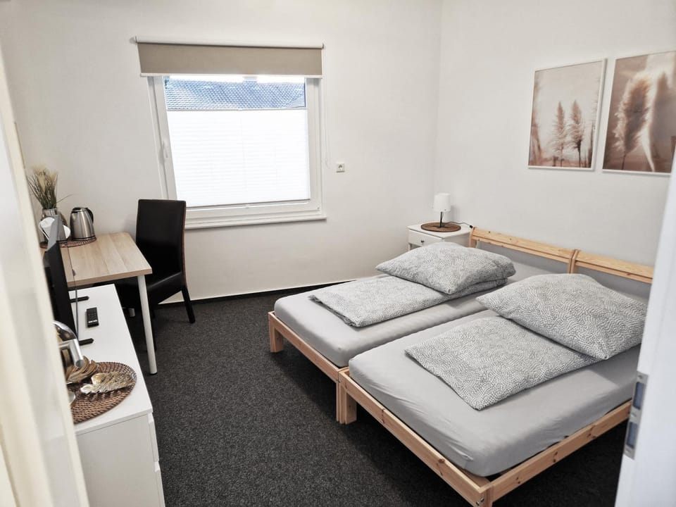 Bed, TV and multimedia, Photo of the whole room, Seating area, Bedroom