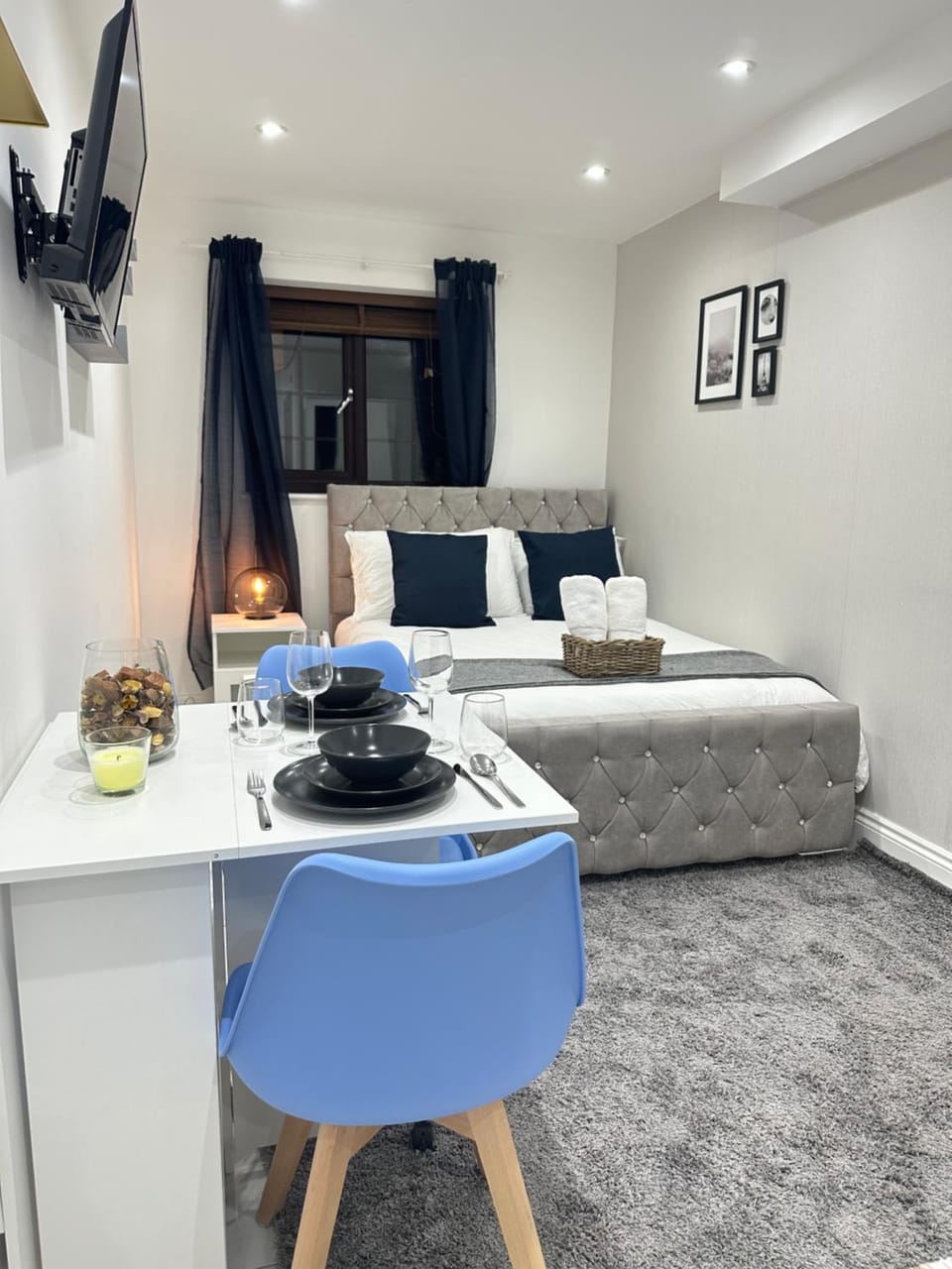 Bed, Seating area, Bedroom