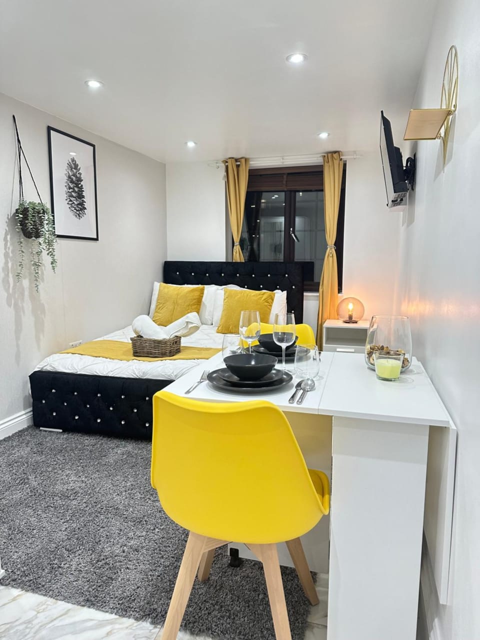 Kitchen or kitchenette, Seating area, Dining area