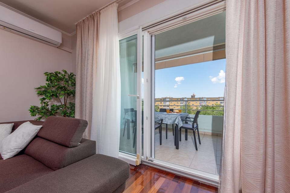 View (from property/room), Balcony/Terrace, Living room