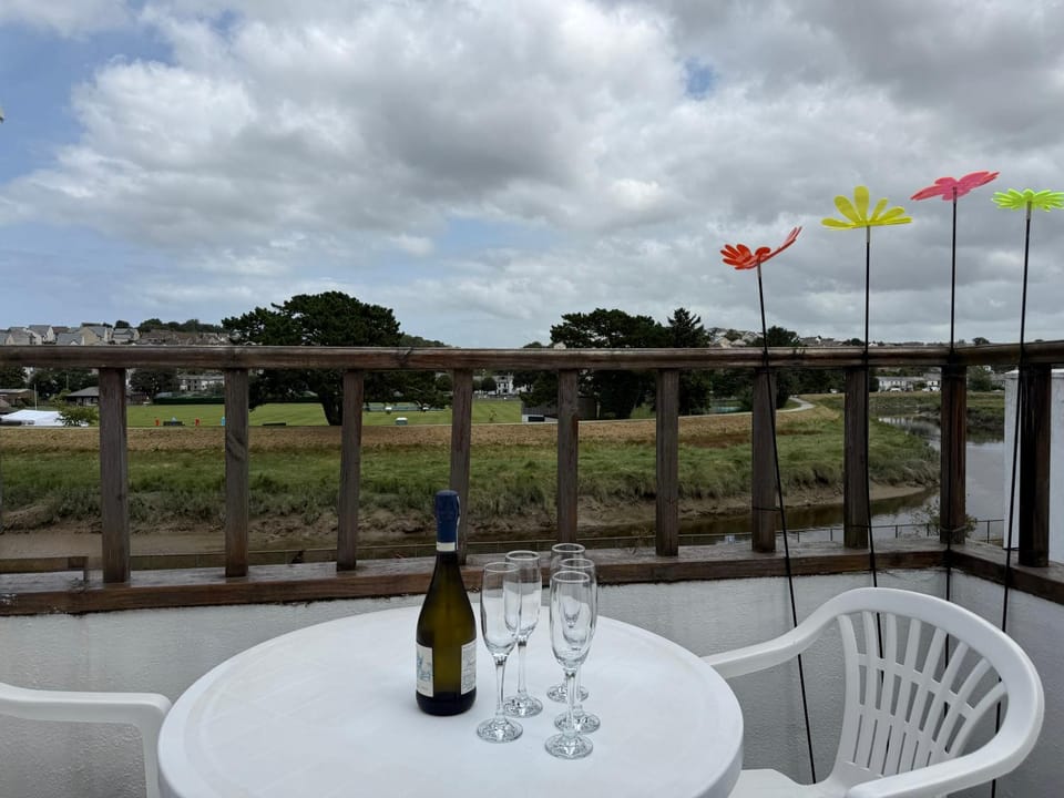 Day, Natural landscape, View (from property/room), Food and drinks, Dining area, Drinks