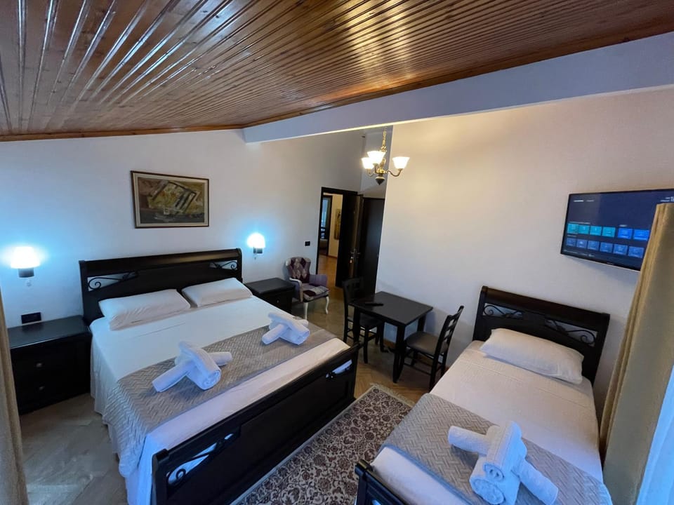 Bed, TV and multimedia, Photo of the whole room, Bedroom, towels