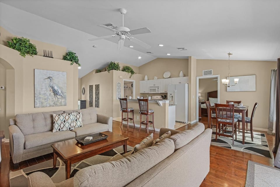Relax & Unwind in Privacy - Heated Salt Water Pool and Spa - Villa Belle Vie House in Cape Coral