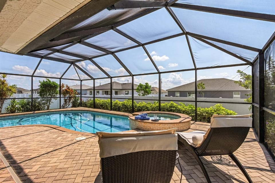 Relax & Unwind in Privacy - Heated Salt Water Pool and Spa - Villa Belle Vie House in Cape Coral