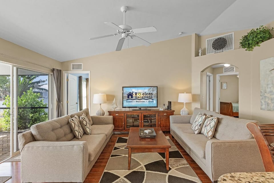 Relax & Unwind in Privacy - Heated Salt Water Pool and Spa - Villa Belle Vie House in Cape Coral