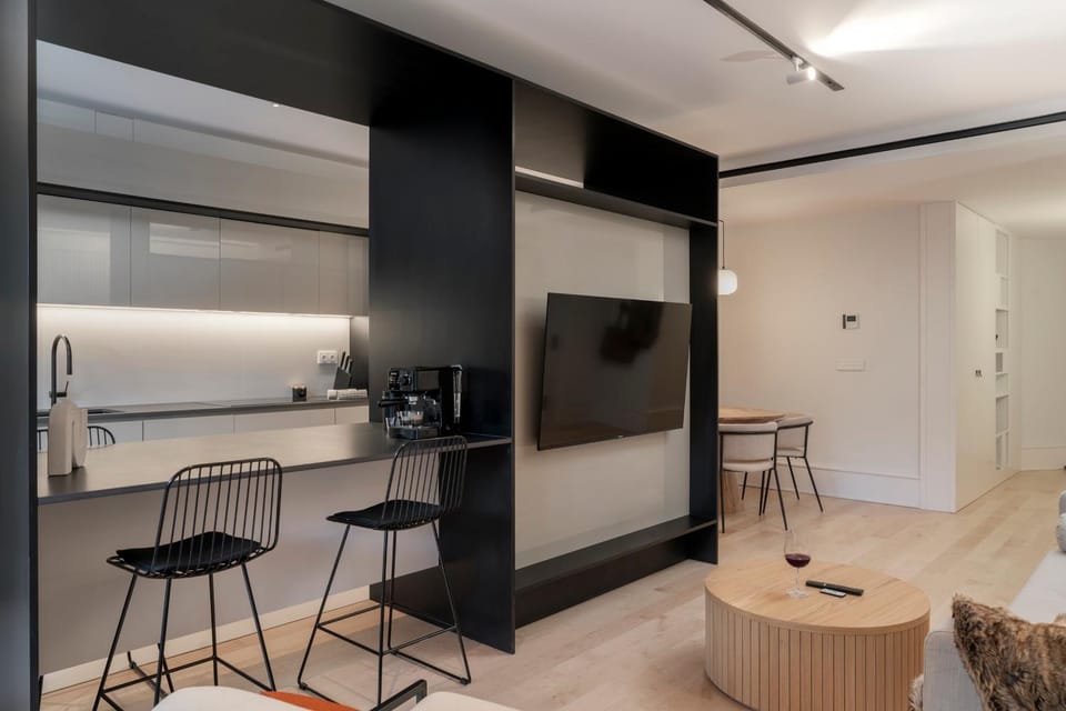 TV and multimedia, Kitchen or kitchenette, Living room, Seating area, Dining area