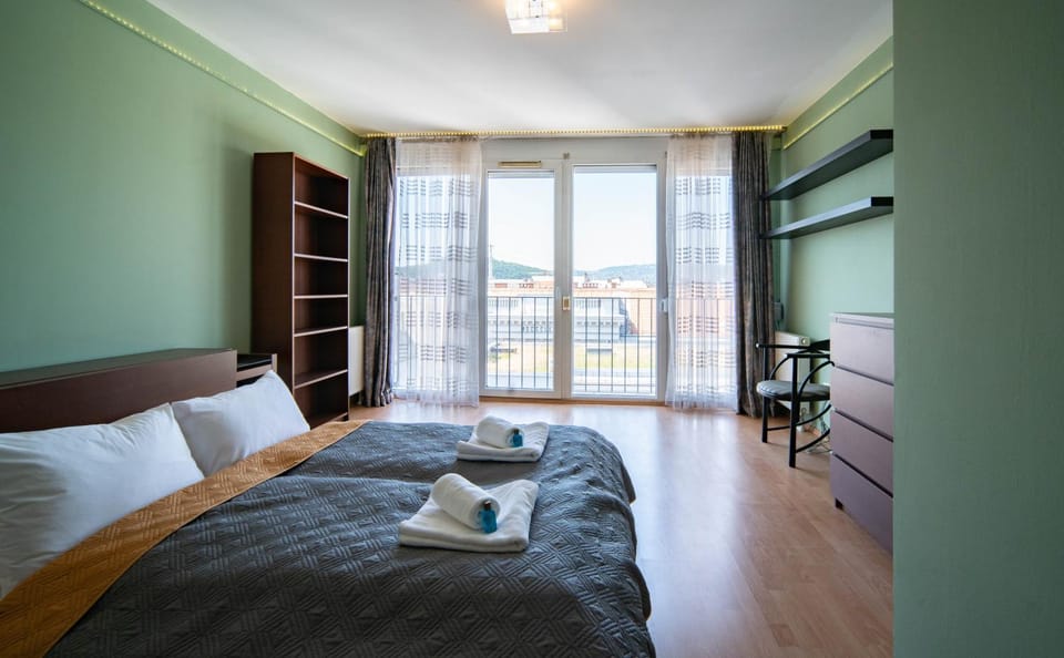 Photo of the whole room, Bedroom, towels