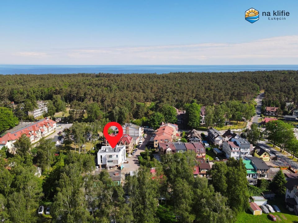 Property building, Nearby landmark, Day, Neighbourhood, Natural landscape, Bird's eye view, City view, Sea view, Street view, Location