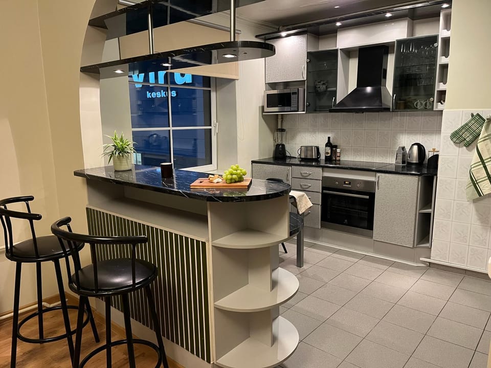 Coffee/tea facilities, Kitchen or kitchenette, Dining area, oven, stove, toaster