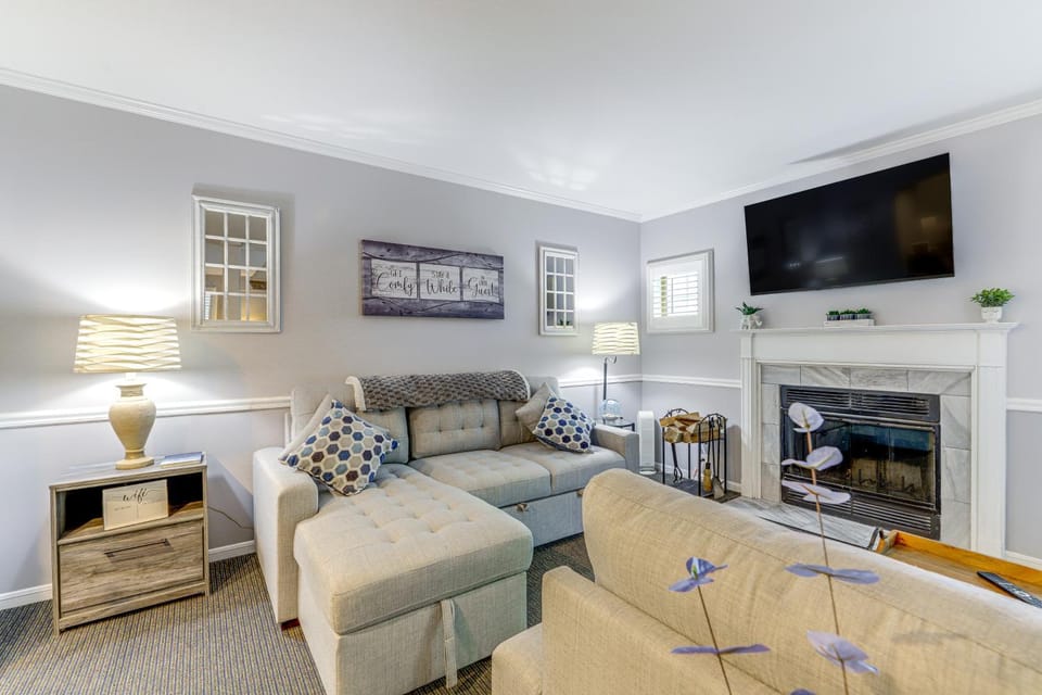 Golf Course Views & Pool Access! Norwich Studio Apartment in Norwich