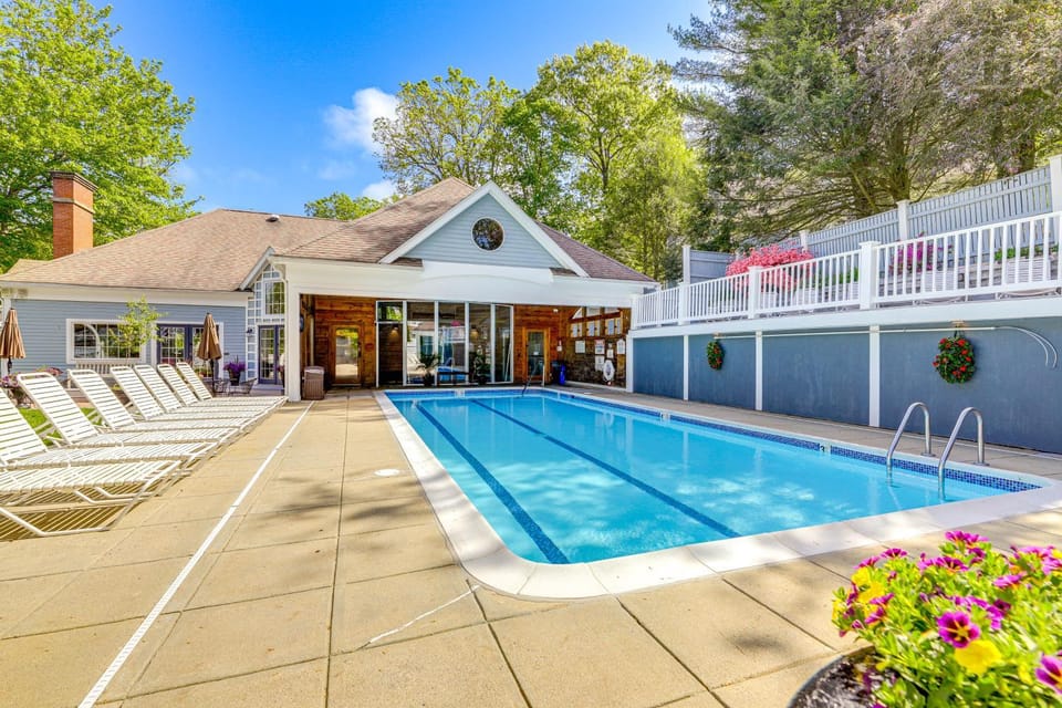 Golf Course Views & Pool Access! Norwich Studio Apartment in Norwich