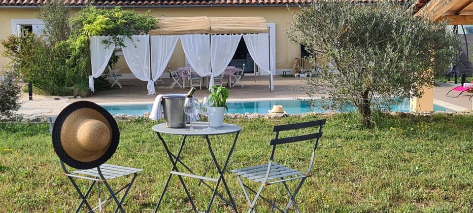 Les glycines-piscine à débordement Villa in French Riviera