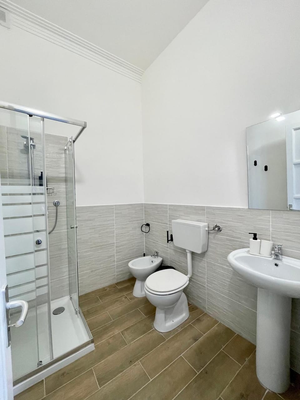 Shower, Toilet, Bathroom, Bedroom, bidet, towels