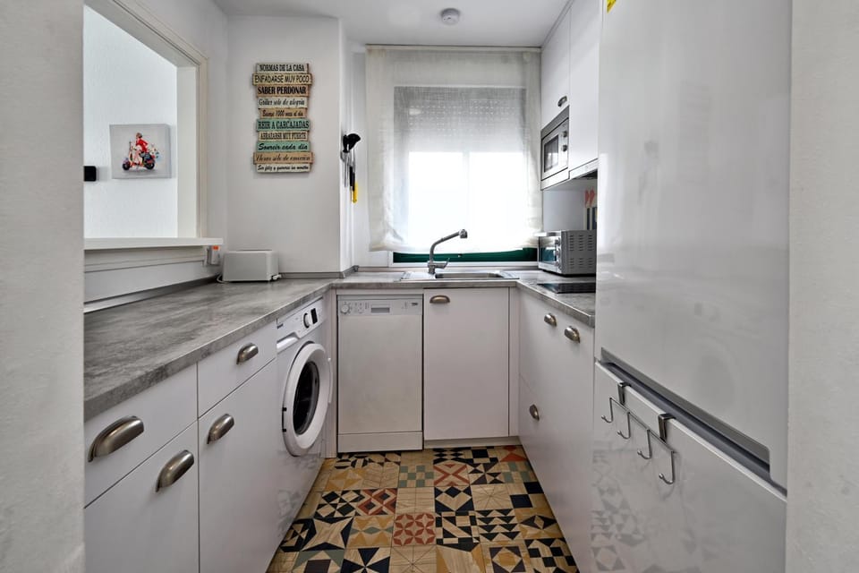 Kitchen or kitchenette, dishwasher, oven, washing machine