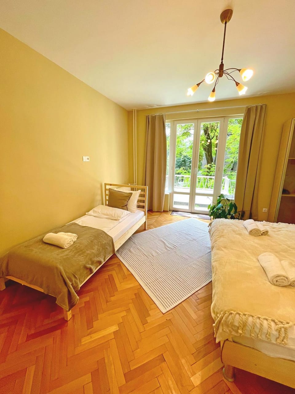 Bed, Bedroom, towels
