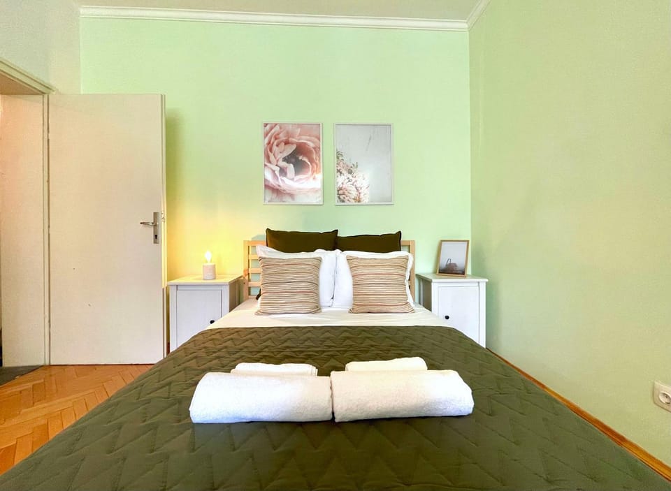 Bed, towels