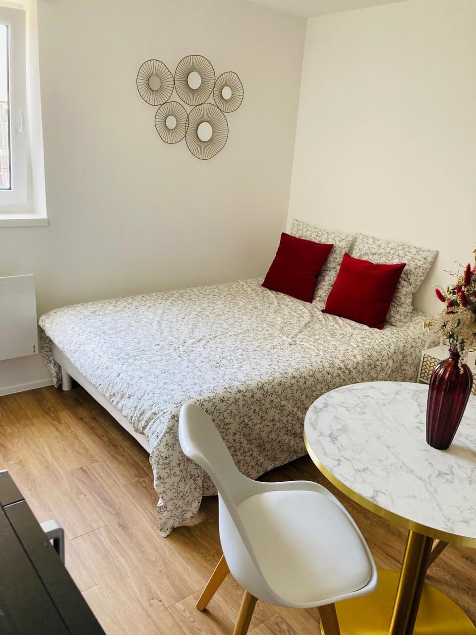 Bed, Photo of the whole room, Dining area, Bedroom