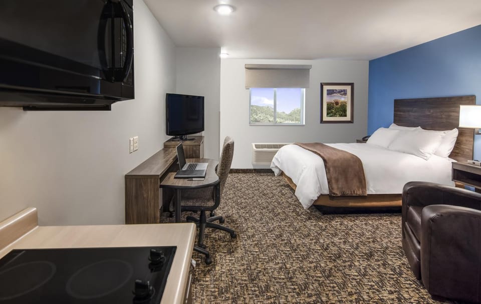Bed, TV and multimedia, Seating area, Bedroom