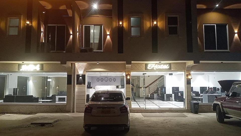 Property building, Restaurant/places to eat, Night, Parking