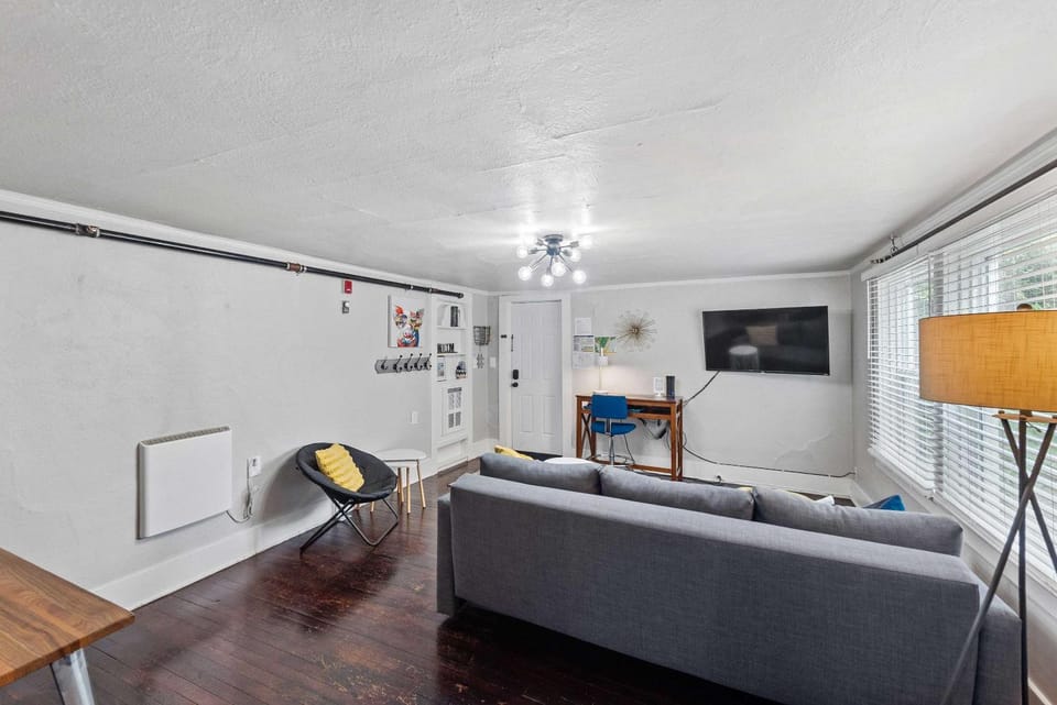 #StayinMyDistrict Heritage House Pet Friendly Apartment Apartment in Coos Bay