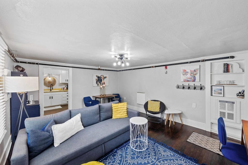 #StayinMyDistrict Heritage House Pet Friendly Apartment Apartment in Coos Bay