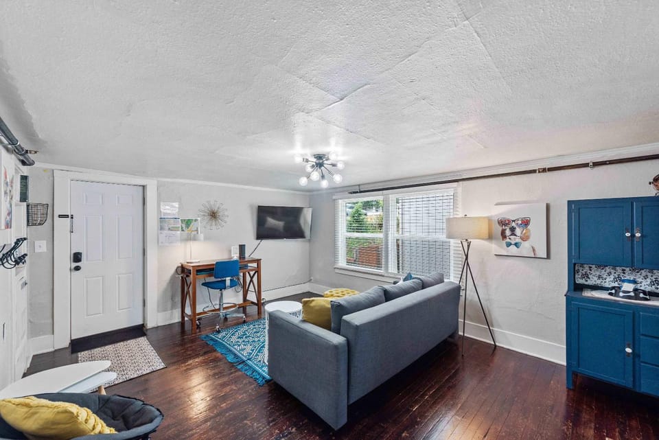 #StayinMyDistrict Heritage House Pet Friendly Apartment Apartment in Coos Bay