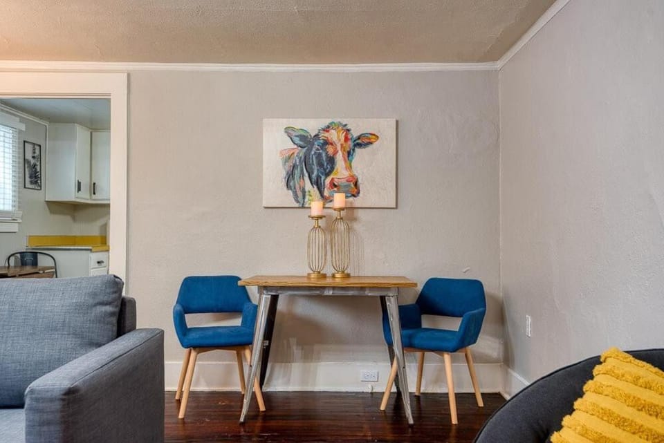 #StayinMyDistrict Heritage House Pet Friendly Apartment Apartment in Coos Bay