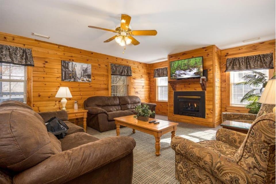 Briarstone Lodge Condo 13E by Eden Crest Apartment in Pigeon Forge