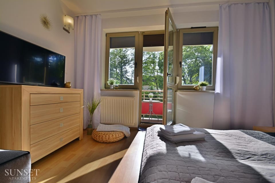Bed, TV and multimedia, Living room, Photo of the whole room, Seating area