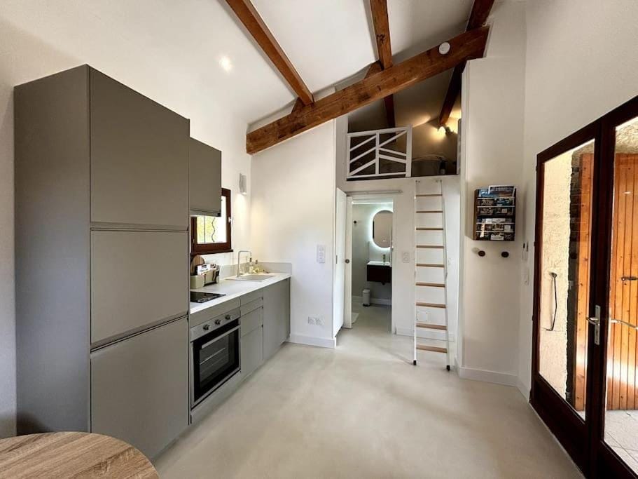 Kitchen or kitchenette, oven, stove