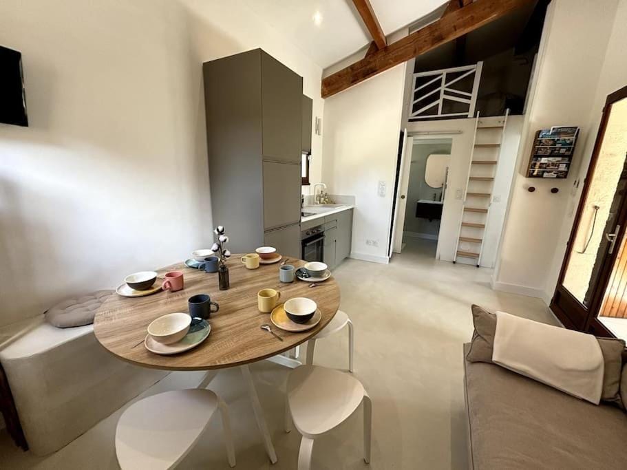 Kitchen or kitchenette, Seating area, Dining area