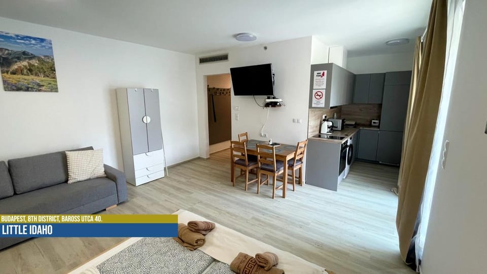 TV and multimedia, Kitchen or kitchenette, Living room, Seating area, Dining area