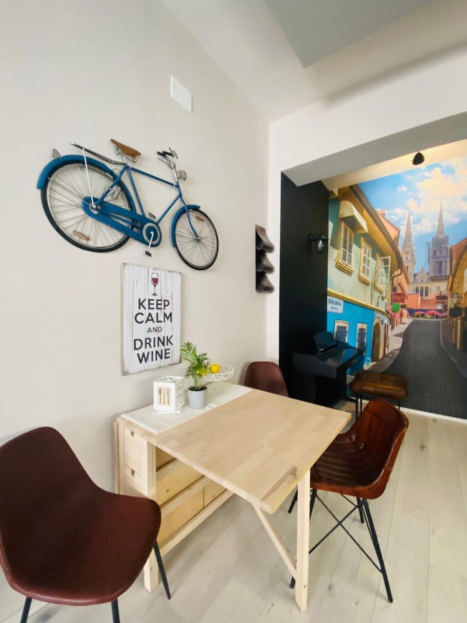 Seating area, Dining area