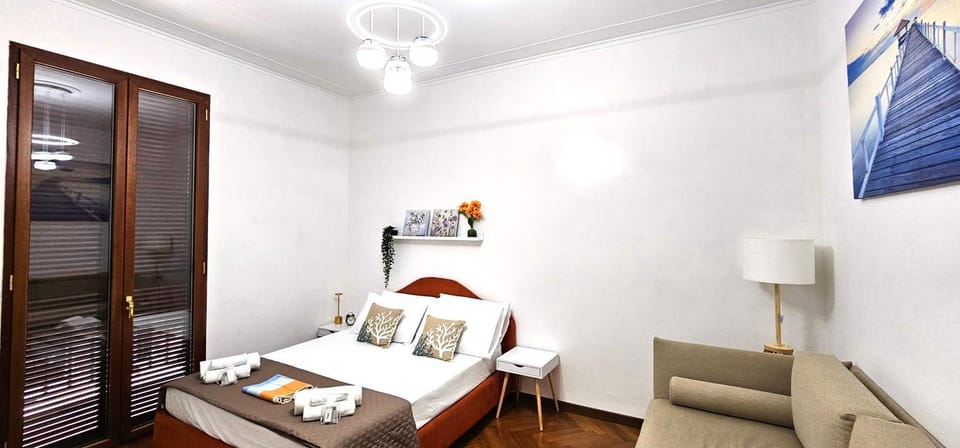 Bed, TV and multimedia, Photo of the whole room, Seating area, Bedroom, towels, air conditioner