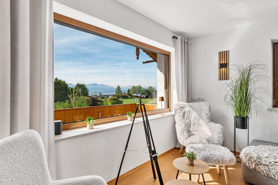 Natural landscape, View (from property/room), Balcony/Terrace, Living room, Seating area, Lake view, Lake view, Mountain view