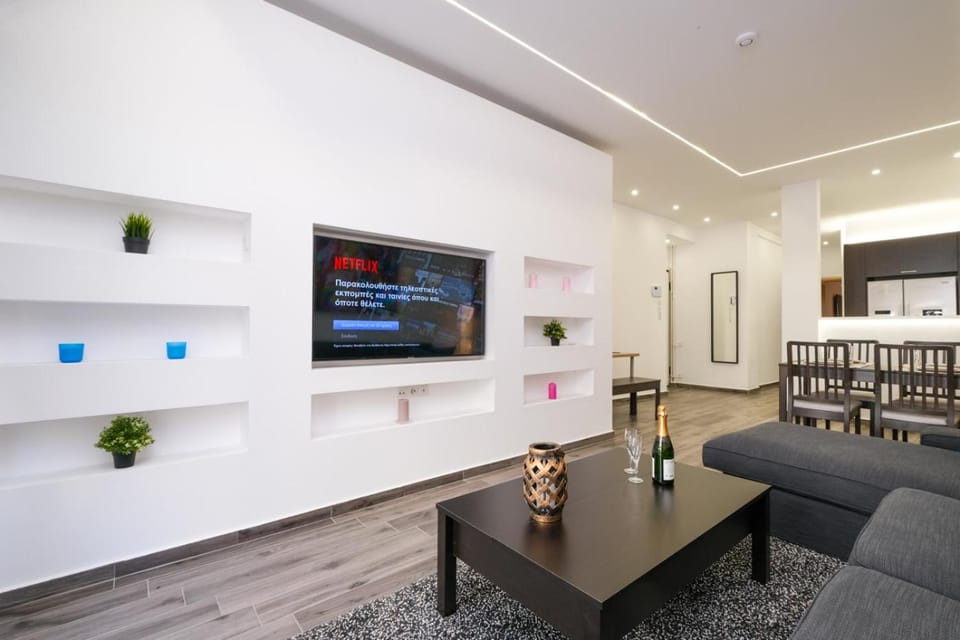 TV and multimedia, Living room, Seating area, Dining area