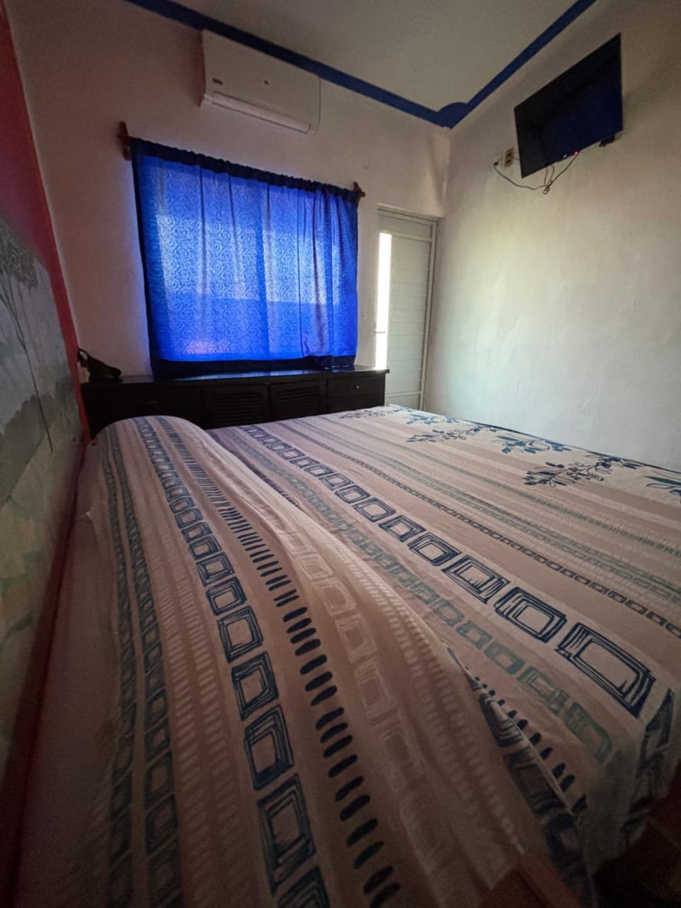 Bed, TV and multimedia, Photo of the whole room, Bedroom