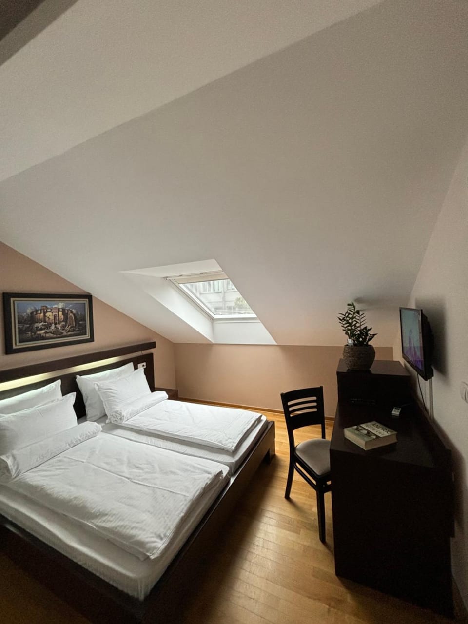 Bed, TV and multimedia, Photo of the whole room, Bedroom