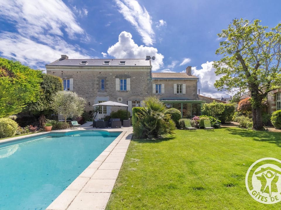 Séjour de charme avec piscine à Saint-Georges-sur-Layon, proche de Saumur et des châteaux de la Loire - FR-1-622-81 Bed and Breakfast in Pays de la Loire