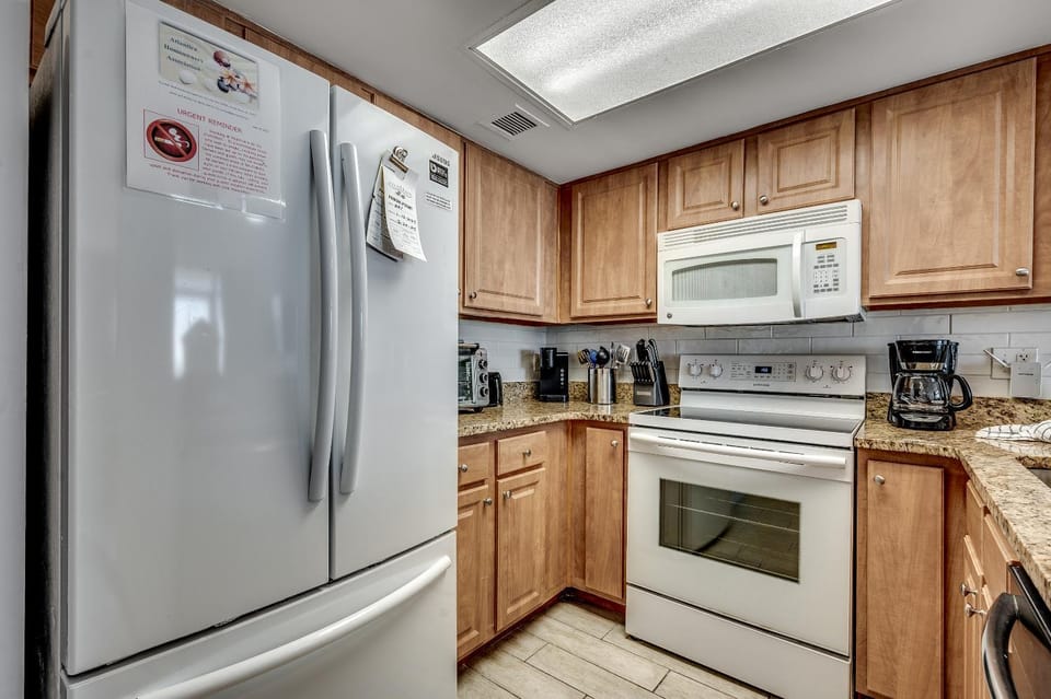 Kitchen or kitchenette, dishwasher, oven, toaster