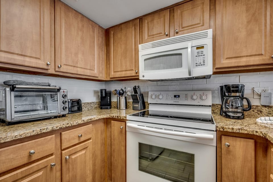Kitchen or kitchenette, dishwasher, oven, toaster