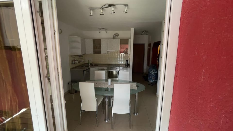 Kitchen or kitchenette, Dining area, oven