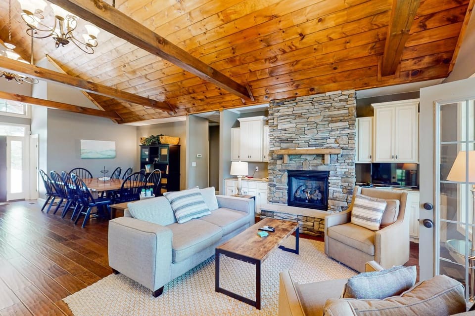 Water's Edge Holmstead House in Lake Lure