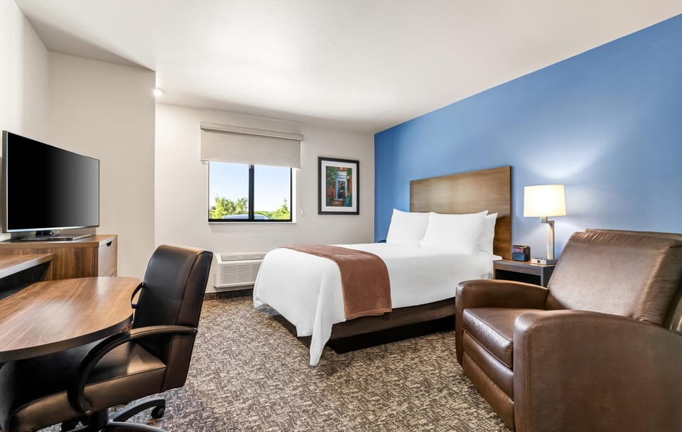 Bed, TV and multimedia, Bedroom
