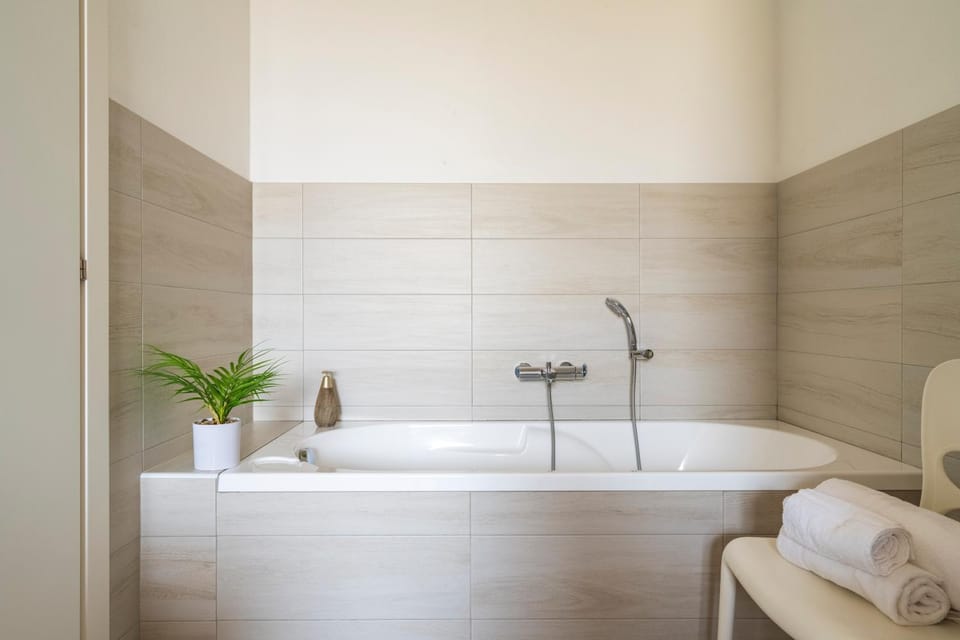 Bathroom, Bath, towels
